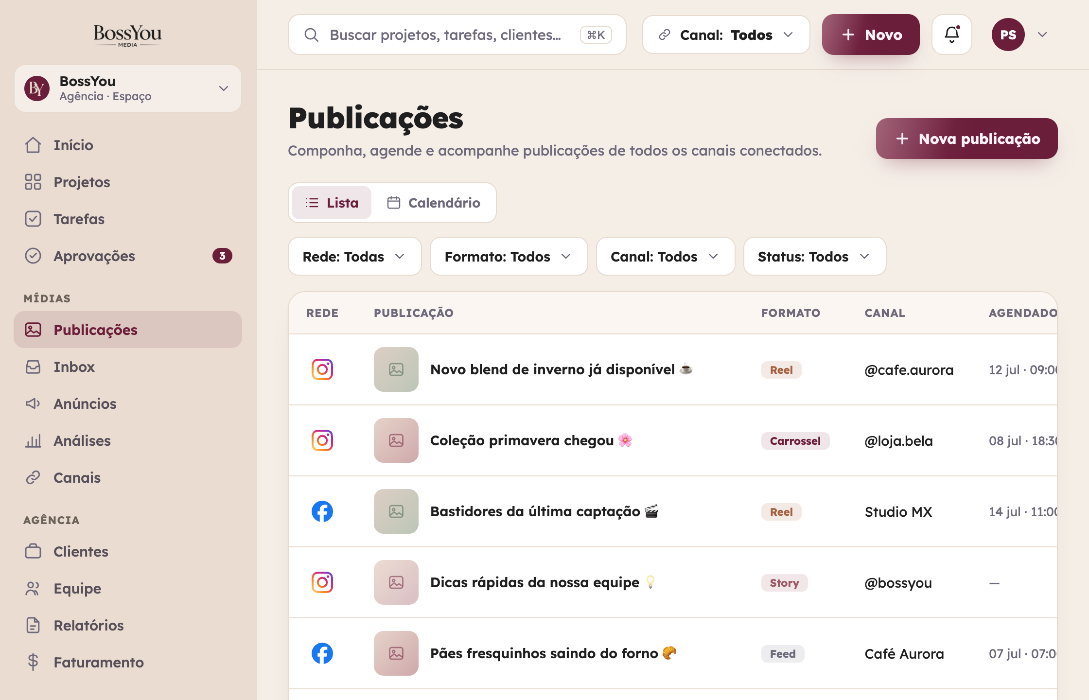 Tela de publicações da BossYou com o calendário de posts agendados por canal.